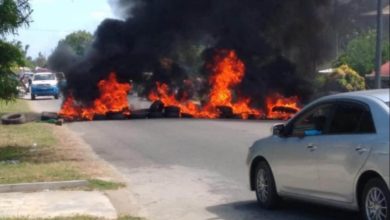 Photo of Police clear West Berbice road after residents erect blockages, light fires