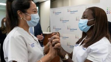 Photo of Jamaican nurse makes history with COVID jab in New York