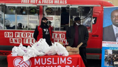 Photo of City Council candidate Anthony Beckford distributes hot Halal meals