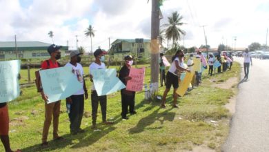 Photo of Family takes to the streets in protest over Corentyne mother’s death – -Regional Chairman says doctor was sent back to Cuba