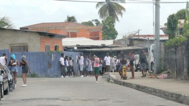 Photo of Trinidad party crowd turns on police