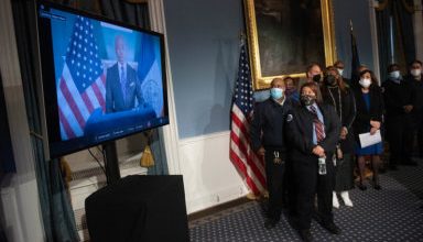 Photo of Mayor Adams honors MTA heros on frontlines of subway shooting