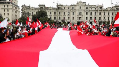 Photo of Thousands march in Peru, demanding resignation of leftist President Castillo