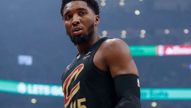 Photo of Donovan Mitchell leads Cavs past Jazz, his former team