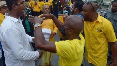 Photo of Pundit shouted down at UNC congress over petition against Persad-Bissessar