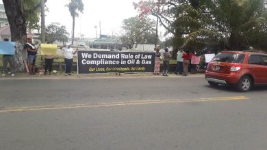 Photo of Red Thread protests at OP for commitment on oil spill insurance