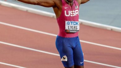 Photo of Lyles storms to third 200m world title