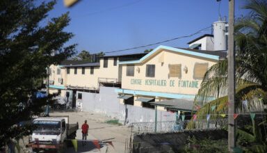 Photo of Heavily armed Haitian gang surrounds hospital in capital and traps people inside