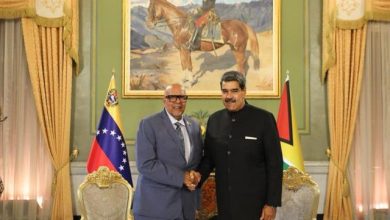 Photo of Van West-Charles presents credentials to Maduro