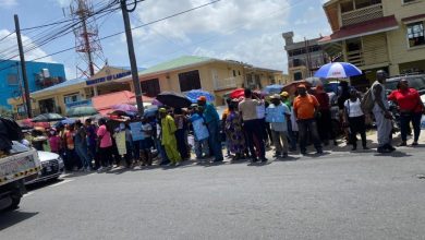 Photo of Striking teachers, supporters protest at Ministry of Labour