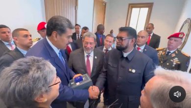 Photo of Ali, Maduro exchange gifts in St Vincent