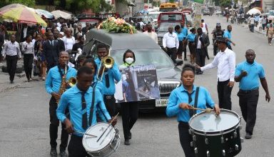 Photo of Hundreds mourn gang killings of a Haitian mission director and a young American couple