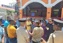 Photo of Top Cop interacts with residents of Leonora over bars