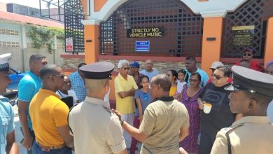 Photo of Top Cop interacts with residents of Leonora over bars