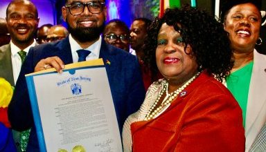 Photo of Guyanese nationals welcome President Irfaan Ali to New York