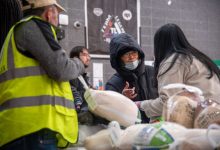 Photo of CM Farias distributes free turkeys in Soundview ahead of Thanksgiving