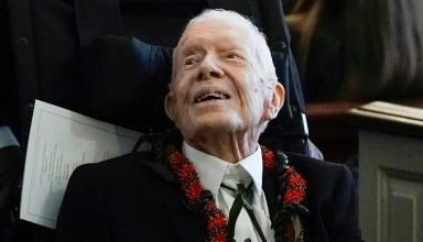 Photo of 100-year-old former President back in the running