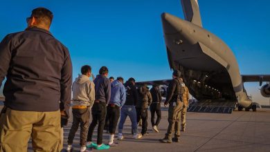 Photo of US military aircraft deport migrants as Pentagon readies more troops for border