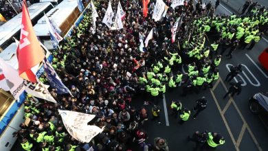 Photo of South Korean presidential guards prevent arrest of impeached Yoon after tense stand-off