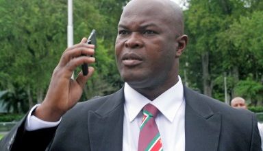 Photo of Suriname’s VP in hot water