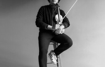 Photo of Grammy-nominated violinist to mentor students at Kaufman Music Center