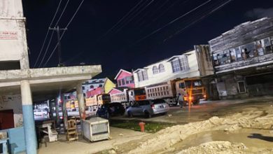 Photo of Holmes St residents block access for trucks damaging roadway