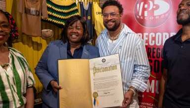 Photo of Brooklyn Borough President Antonio Reynoso declares May 19 ‘Shaggy Day’ in Brooklyn