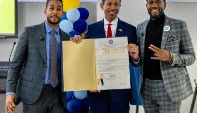 Photo of Antonio Reynoso honors Shyne with Key to Brooklyn